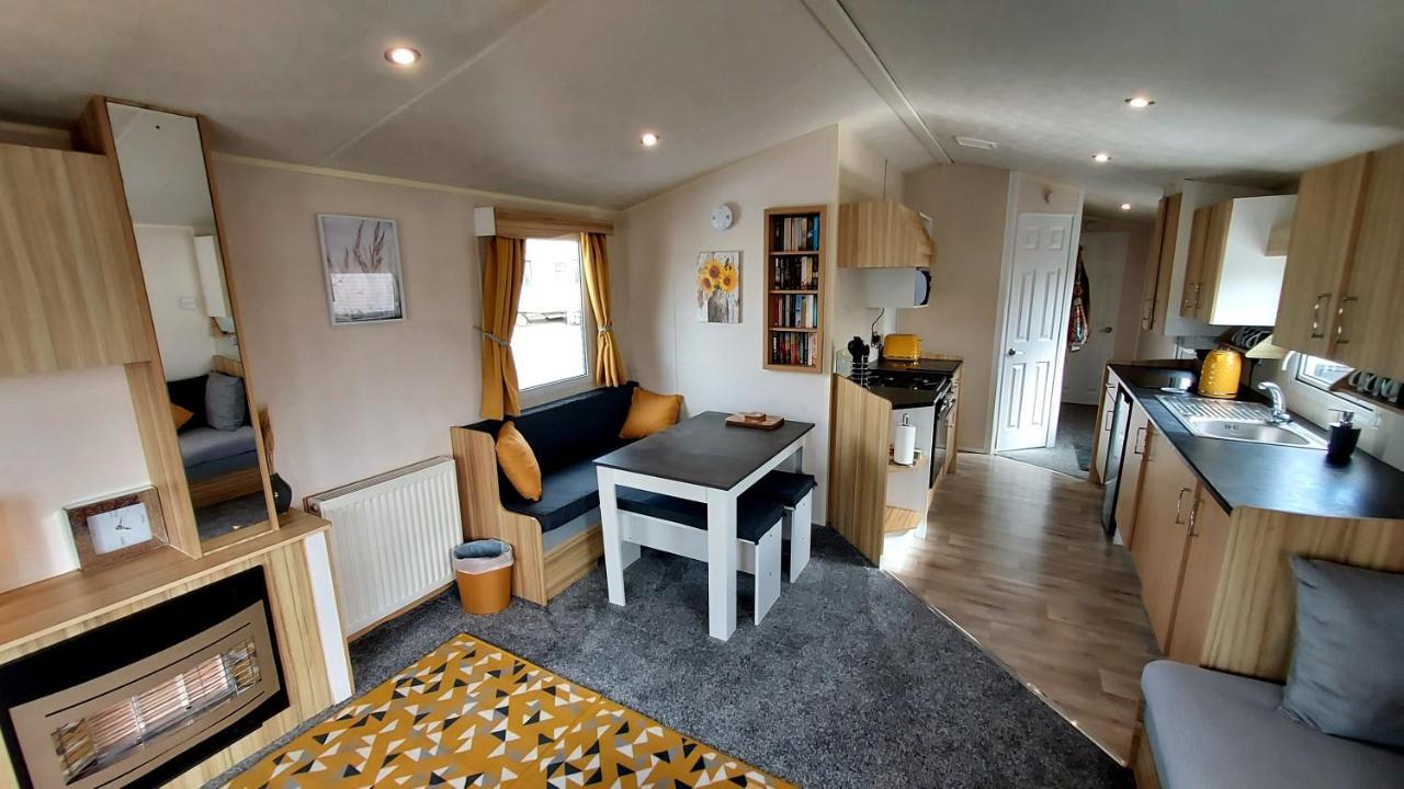 Fab 3 Bedroom Caravan Sleeps 8 Close To The Beach Kinmel Bay Екстериор снимка