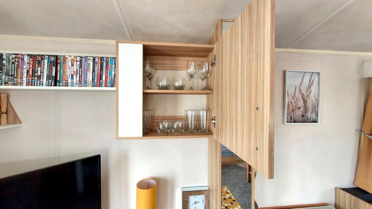 Fab 3 Bedroom Caravan Sleeps 8 Close To The Beach Kinmel Bay Екстериор снимка