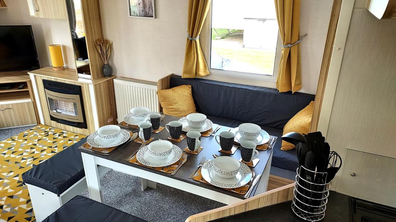 Fab 3 Bedroom Caravan Sleeps 8 Close To The Beach Kinmel Bay Екстериор снимка