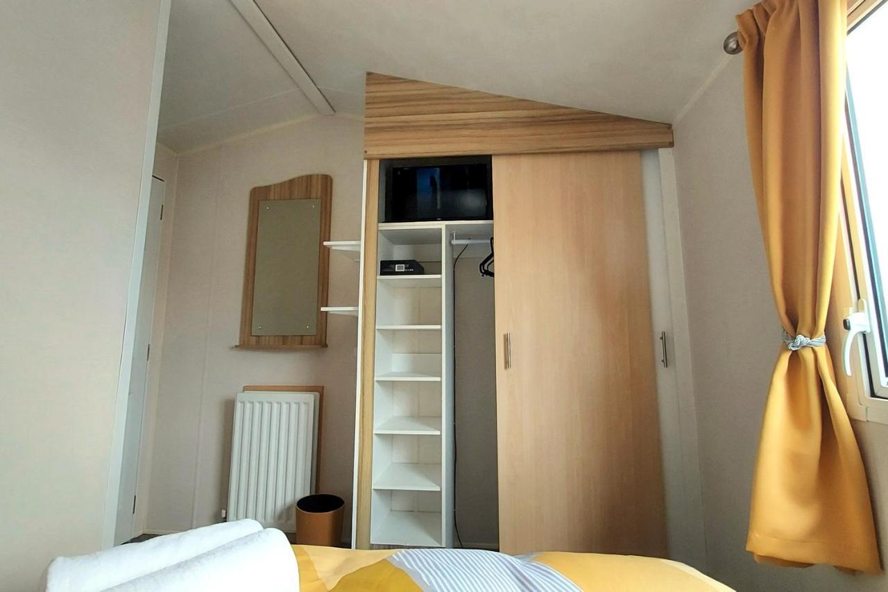 Fab 3 Bedroom Caravan Sleeps 8 Close To The Beach Kinmel Bay Екстериор снимка