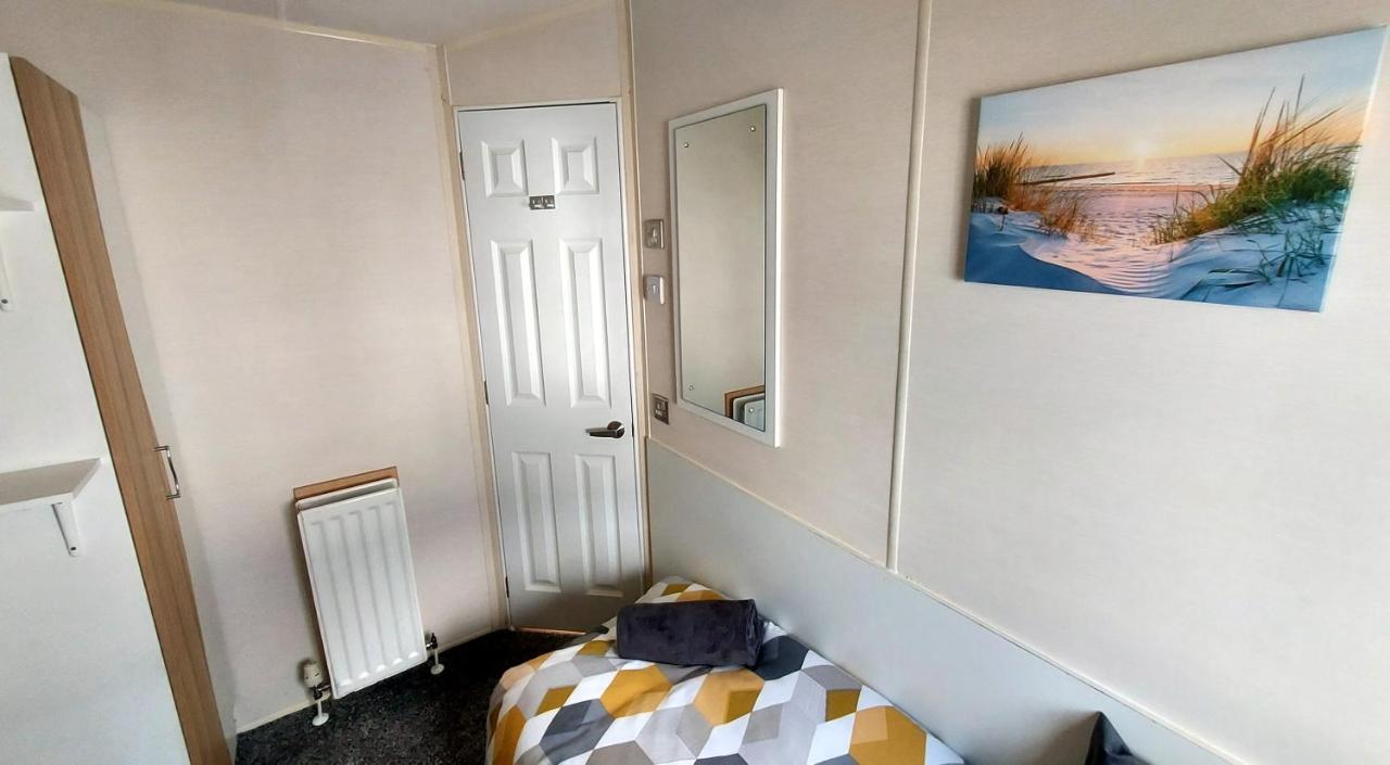 Fab 3 Bedroom Caravan Sleeps 8 Close To The Beach Kinmel Bay Екстериор снимка