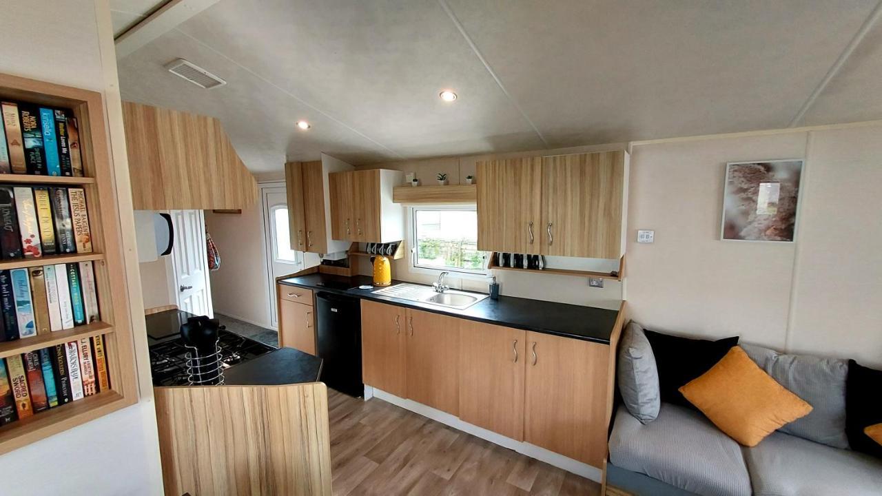 Fab 3 Bedroom Caravan Sleeps 8 Close To The Beach Kinmel Bay Екстериор снимка