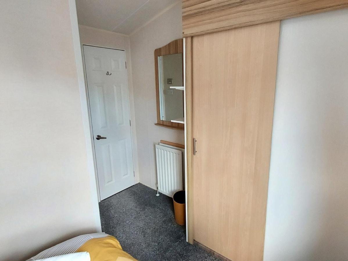 Fab 3 Bedroom Caravan Sleeps 8 Close To The Beach Kinmel Bay Екстериор снимка