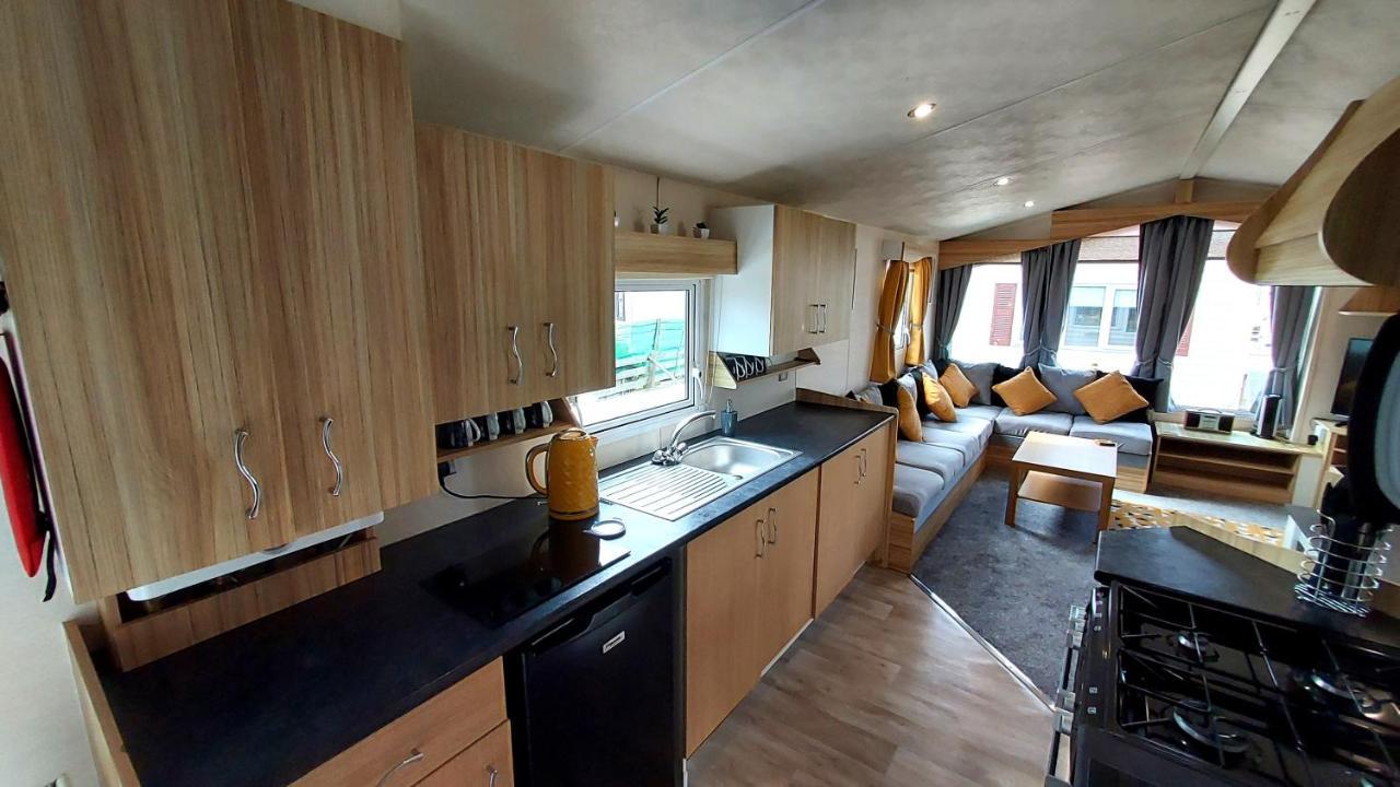 Fab 3 Bedroom Caravan Sleeps 8 Close To The Beach Kinmel Bay Екстериор снимка