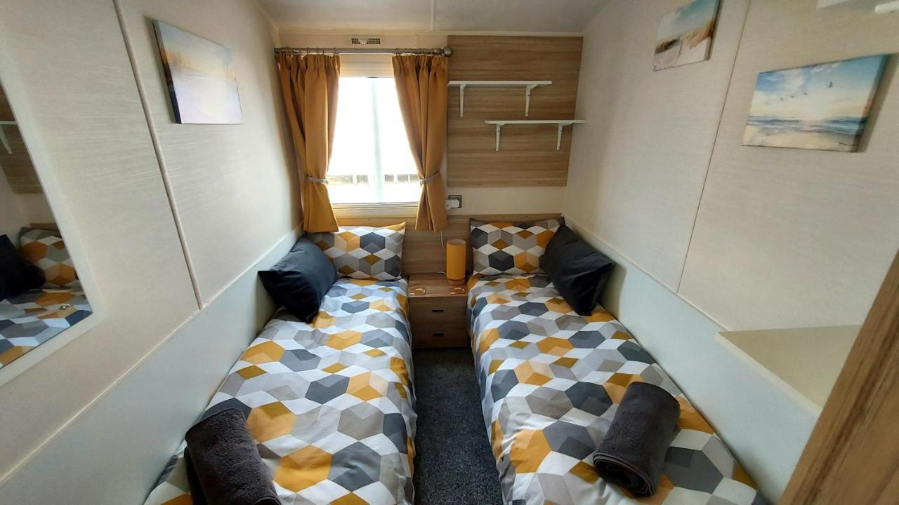 Fab 3 Bedroom Caravan Sleeps 8 Close To The Beach Kinmel Bay Екстериор снимка
