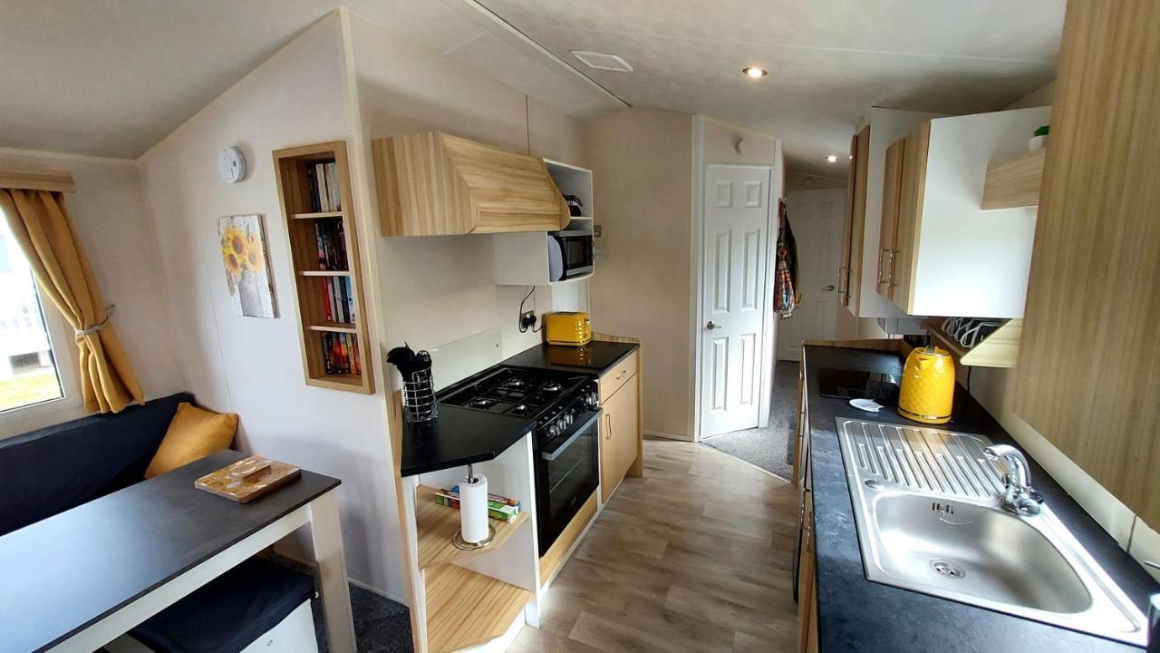 Fab 3 Bedroom Caravan Sleeps 8 Close To The Beach Kinmel Bay Екстериор снимка